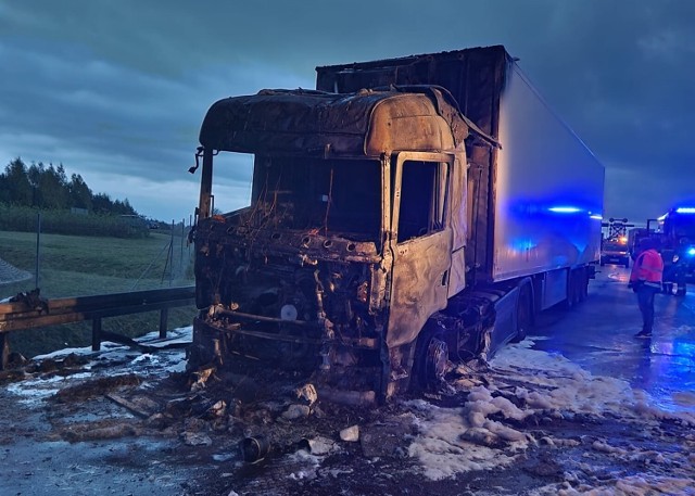 Akcję strażaków utrudniał fakt, że ciągnik siodłowy palił się bezpośrednio pod wiaduktem