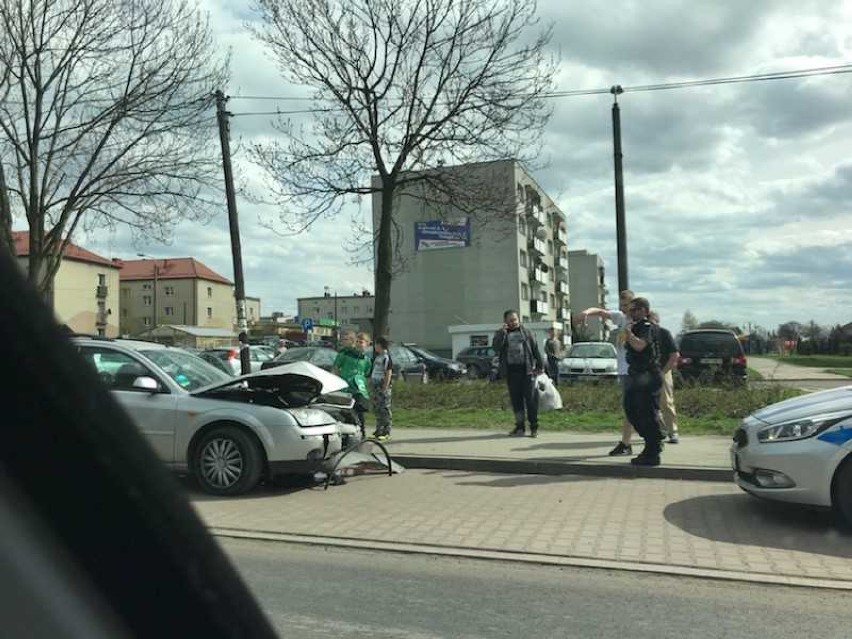 Na ulicy Traugutta w Pszowie auto uderzyło w słup