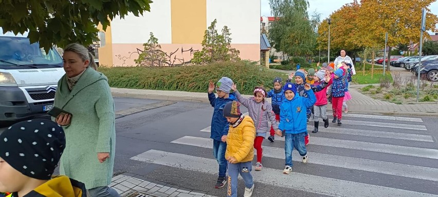 Policjanci przypominają przedszkolakom zasady bezpiecznego poruszania się po drodze