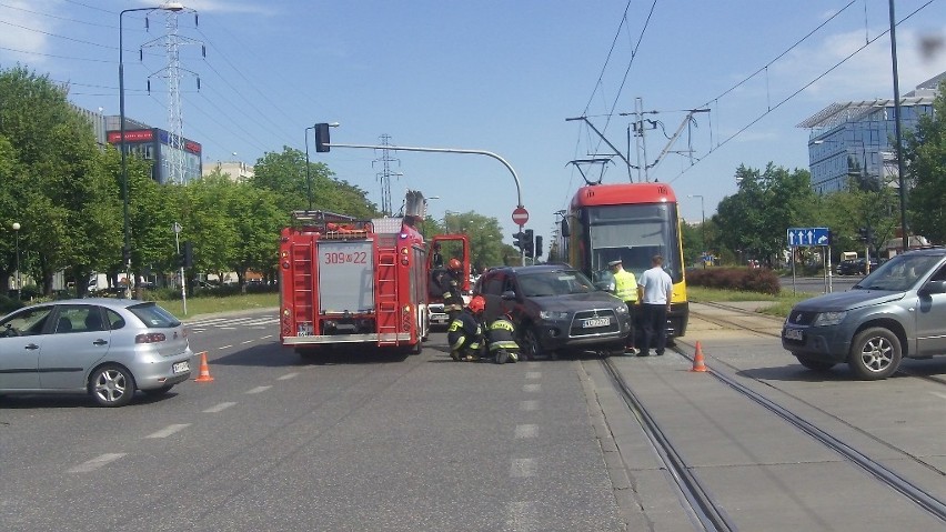 Wołoska: zderzenie tramwaju z samochodem osobowym [ZDJĘCIA,WIDEO]