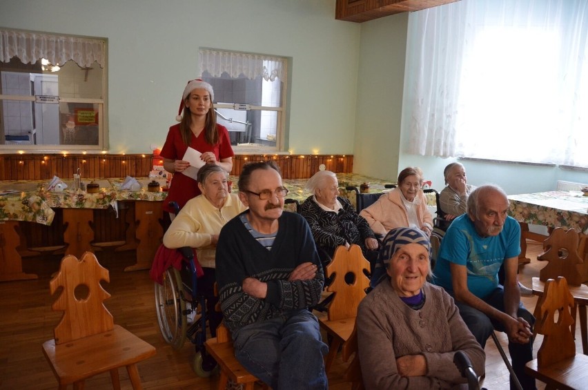 Pensjonariusze Domu Pomocy Społecznej w Kluczborku napisali listy do świętego Mikołaja i czekają na prezenty. Nie mają wygórowanych marzeń