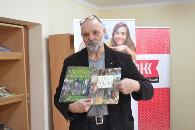 W spotkaniu w Bibliotece Publicznej w Jędrzejowie z autorem książek Kazimierzem Szymeczką brali udział uczniowie z jędrzejowskich szkół.