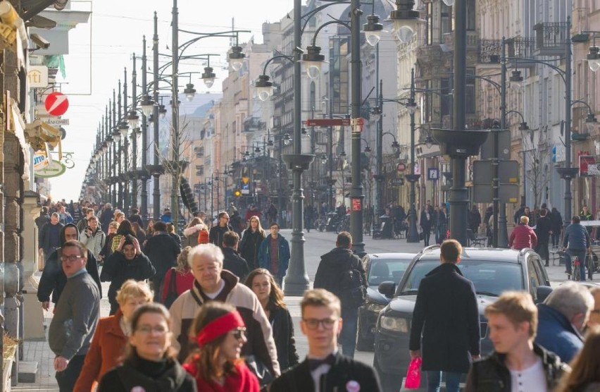 Teraz artykuł brytyjskiego tabloidu wzbogacają zdjęcia tłumu...