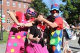 Festiwal Szczęścia w Rybniku. Zobacz ZDJĘCIA. Była parada w różowych okularach, puszczanie baniek i joga na trawie 