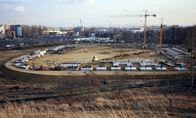 Przewidywana pojemność stadionu wyniesie od 11 500 do 14 853 miejsc. Prace ruszyły w zeszłym roku. Obiekt powstaje w ramach tzw. Zagłębiowskiego Parku Sportowego. Na terenie znajdzie się bowiem jeszcze hala sportowa i hokejowa.  

Ze stadionu korzystać będzie głównie pierwszoligowe Zagłębie Sosnowiec, które do ukończenia prac zagra wszystkie mecze na wysłużonym Stadionie Ludowym (służy od 65 lat). 

Projektant: JSK Architekci
Wykonawca: BPBP z Bielsko-Białej 
Początek prac: czerwiec 2019
Przewidywany koniec prac: maj 2022 
Koszt: ponad 148 mln zlotych
Lokalizacja stadionu: Górka Środulska, Sosnowiec. 

