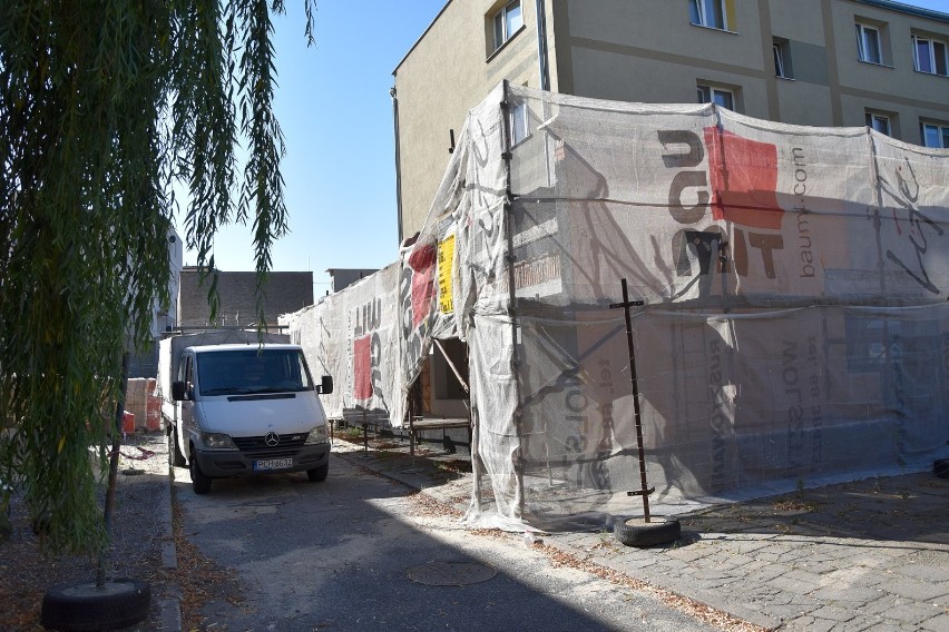 Rewitalizacja Chodzieży: Na ulicy Żeromskiego znów trwają prace. Wznowiono remont osiedla