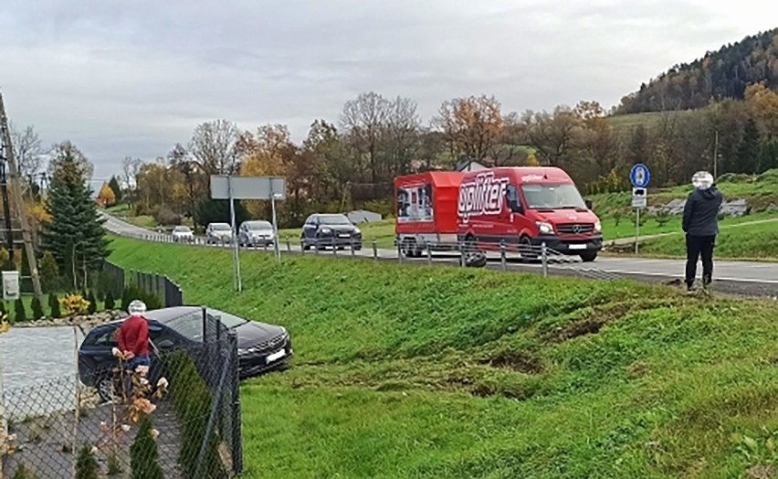 Wypadek na DK 28. Po zderzeniu w Mordarce - honda w rowie, opel na płocie