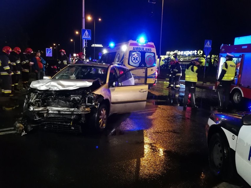 Wypadek na skrzyżowaniu ulic Okrzei - Kapitulna we Włocławku. Trzy osoby trafiły do szpitala [zdjęcia, wideo]