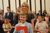 Listy gratulacyjne i nagrody dla najlepszych uczniów w Piotrkowie [FOTORELACJA]