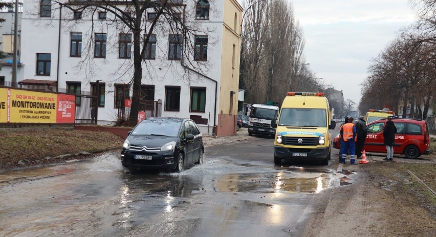 Pożar magazynu z hulajnogami i awaria sieci wodociągowej. Zalało ul. Legionów ZDJĘCIA