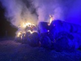 Pożar na polu w Krzekotowie. W ogniu stanęły baloty słomy. W akcji strażacy z Głogowa, Serbów i Kotli