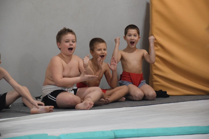 Dzieci podczas lekcji WF - sumo