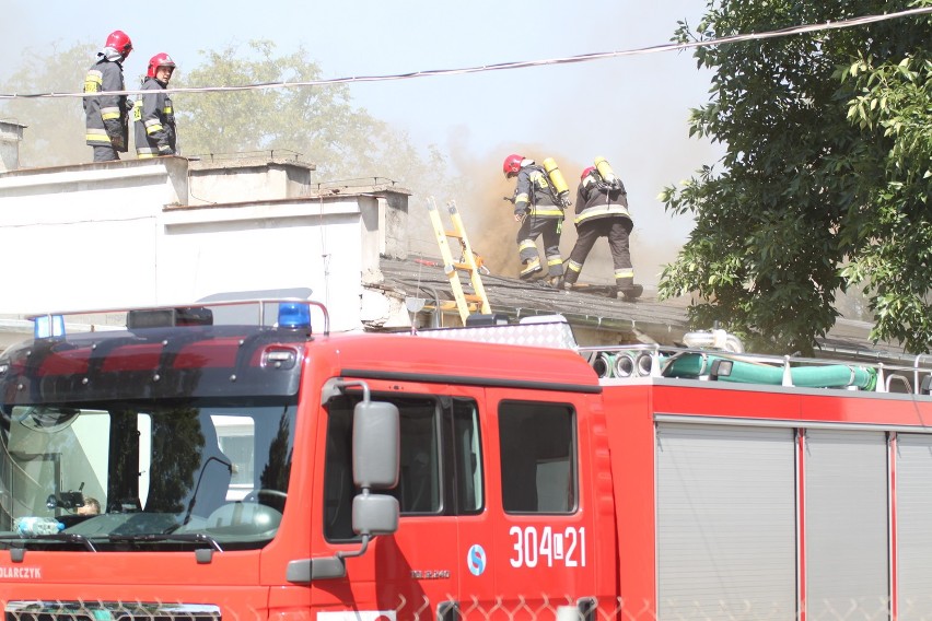 Spłonął dach kliniki dermatologicznej przy ul. Radziwilłowskiej. Zobacz ZDJĘCIA