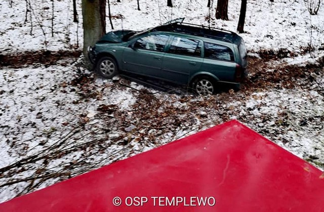 Do wypadku doszło w czwartek, 3 stycznia, na drodze wojewódzkiej nr 137 między Pieskami i Templewem. Około godz. 14.50 na łuku drogi osobowy opel zjechał na pobocze i uderzył w drzewo.