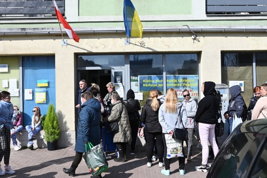 Tłumy uchodźców z Ukrainy przed punktem pomocowym w Kielcach. Potrzeby są ogromne. Zobacz zdjęcia 