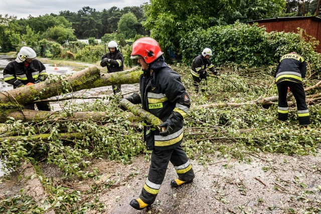 Tylko w sobotę, 29 lipca strażacy odnotowali ponad 100 interwencji w związku z burzami.