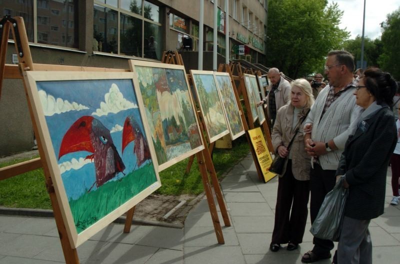Wystawa uliczna w Słupsku: ''Galeria u Gierymskich'' [ZDJĘCIA+FILM]