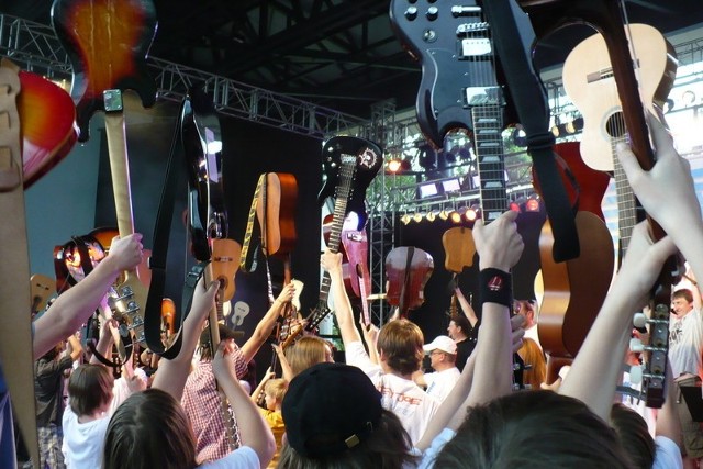 Zielona Góra wspiera Wrocław w gitarowym biciu Rekordu Guinnessa. 1 maja 2012, III Most Gitarowy. Tak było na finiszu, po odegraniu przeboju Jimi`ego Hendriksa, Hey Joe!

TUTAJ zapowiedź III Mostu Gitarowego.