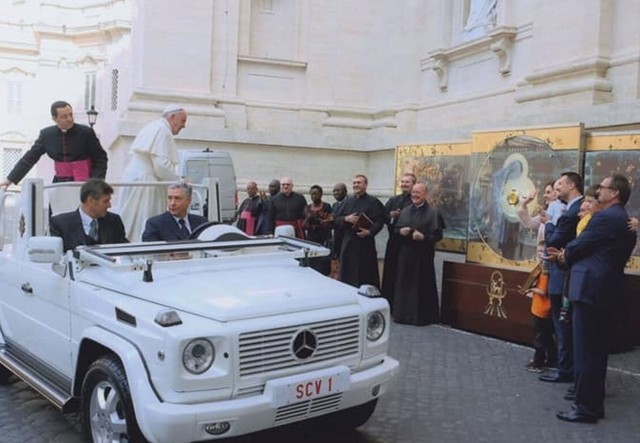 Ojciec Święty pobłogosławił ołtarz, ofiarowany przez radomskie stowarzyszenie Communita Regina Della Pace.