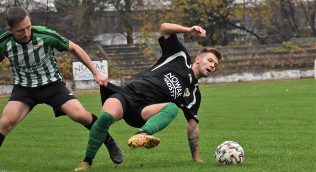 KO Oświęcim; Górnik Brzeszcze - LKS Żarki 2:0. Na zdjęciu: Konrad Szafran (z lewej, Żarki) zatrzymuje Mateusza Piwowara z Górnika Brzeszcze.