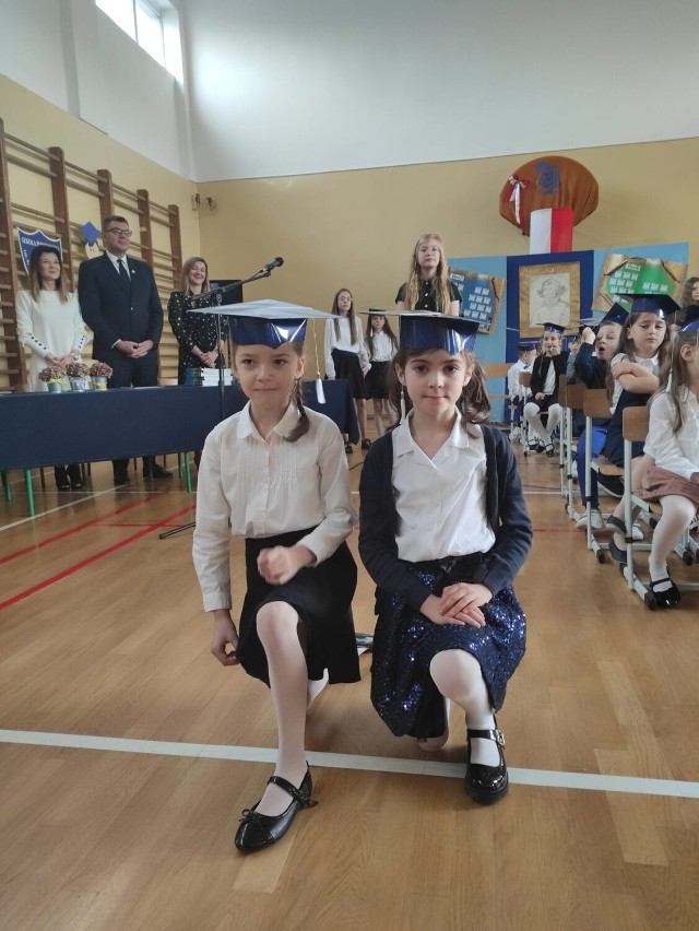 Uczniowie klas pierwszych w Szkole Podstawowej nr 1 imienia Mikołaja Kopernika w Sandomierzu złożyli ślubowanie i oficjalnie zostali przyjęci do społeczności szkolnej.