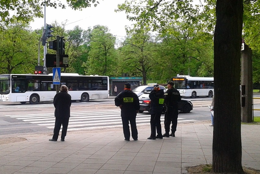 Toruńska  straż  miejska i policja  na służbie.