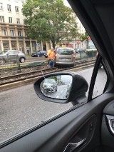 Gdańsk. Taksówka przebiła barierki i zablokowała ruch tramwajów w obu kierunkach