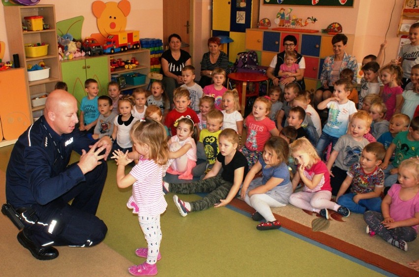 Wizyty policjantów z Pajęczna w przedszkolach [FOTO]