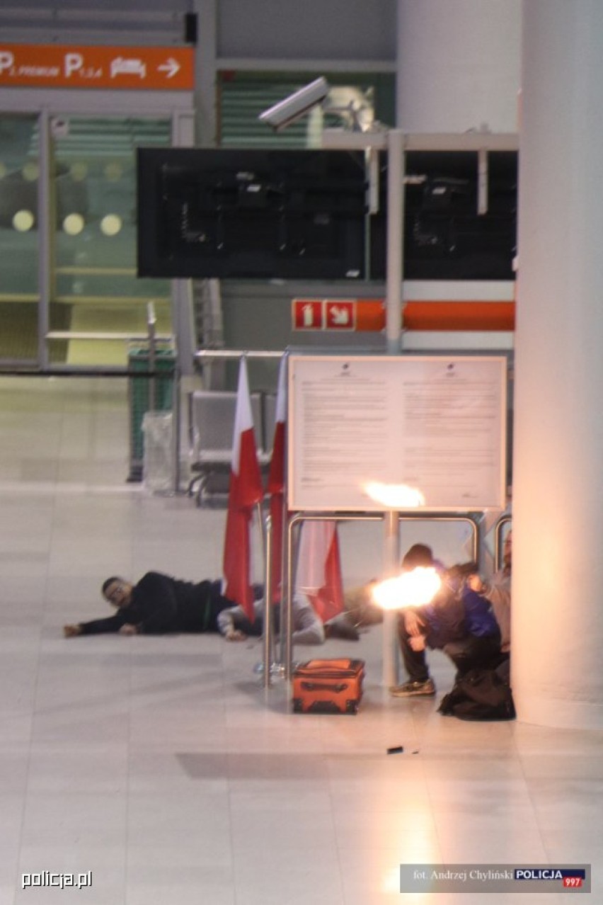 Grupa terrorystów otworzyła ogień na lotnisku Chopina. Tak...