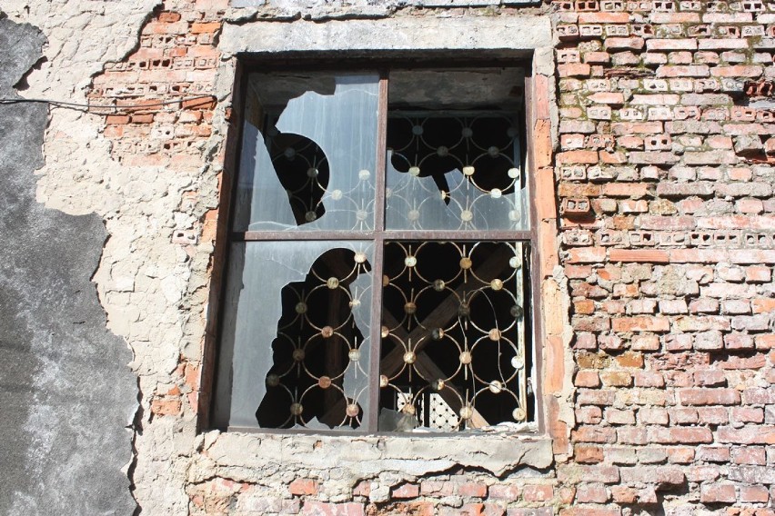 Budynek byłej synagogi w Zawierciu rozpada się.