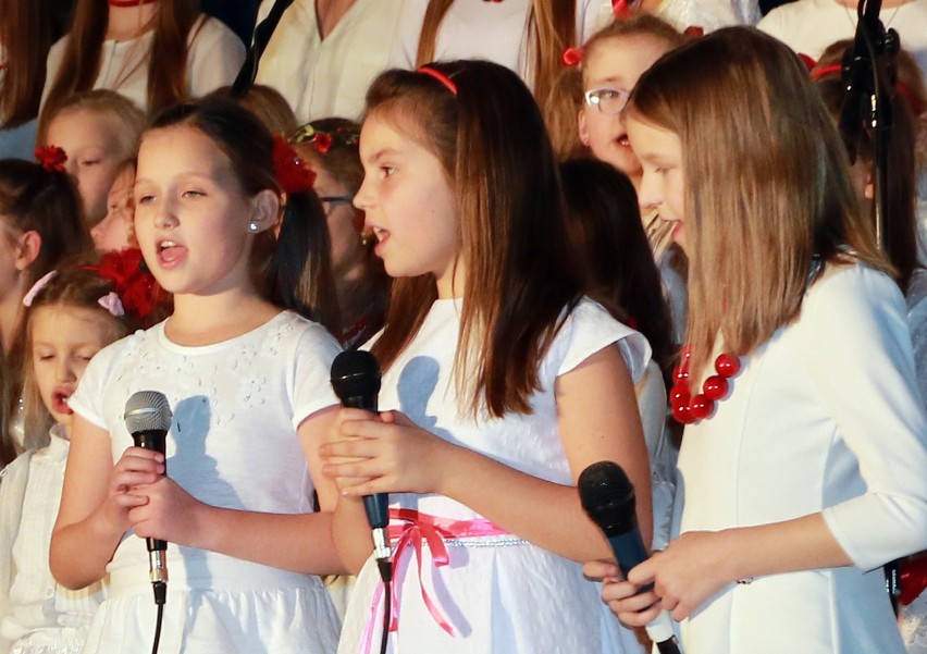 Uczniowie z Dwudziestki kolędowali Sądeczanom. Zabrzmiała również "Cicha noc" zagrana na skrzypcach [ZDJĘCIA, WIDEO]