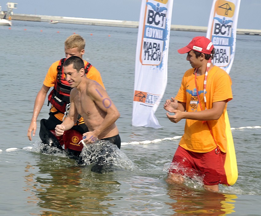 BCT Gdynia Marathon. Z Helu do Gdyni w 3 godz. 53 min. Pływacki maraton zwyciężył Petar Stoychev