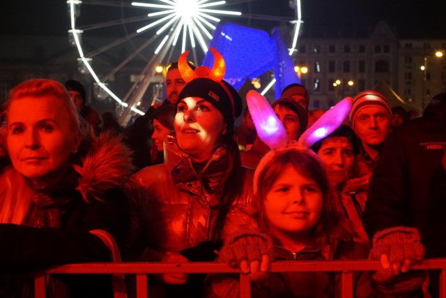 Pokazem fajerwerków, przy polskich i zagranicznych hitach muzycznych, strzelających korkach szampanów oraz w barwnej scenografii poznaniacy powitali Nowy Rok na Sylwestrze Miejskim. Na placu Wolności bawiło się około 8 tys. osób.