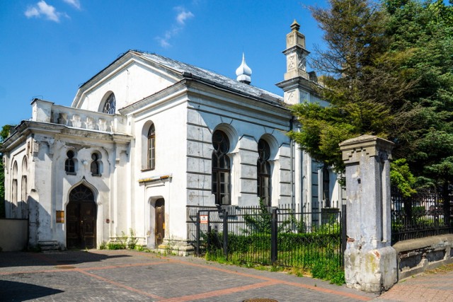 Tuż przy Placu Zamkowym znajduje się budynek bożnicy. Wybudowano go w latach 1825-29. W miejsce poprzedniej drewnianej postawiono okazałą synagogę, powiększając ją w latach osiemdziesiątych XIX wieku o babiniec. Pieniądze na budynek do studiowania talmudu i dom modlitwy zwany Bejtha - midrasz dał bogaty kupiec koniński Zalman Zander. Do pierwotnego budynku w 1883 roku od strony północnej dobudowano dwukondygnacyjny element z przeznaczeniem na salę modlitwy dla kobiet, a w części zachodniej przedsionek. Zespolone budynki połączyły dwa dwuspadowe dachy. Sala główna niegdyś w całości dekorowana, obecnie ma zachowane pierwotne, w części zrekonstruowane malowidła na ścianie wschodniej i na czterech kolumnach.