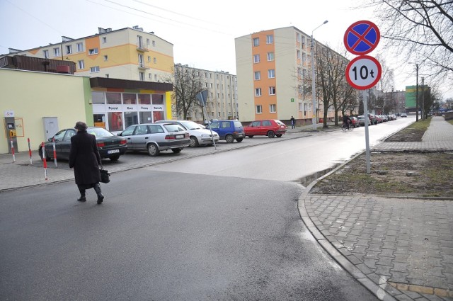 Na całej długości tej bocznej odnogi ulicy Zawadzkiego nie ma wyznaczonego przejścia dla pieszych. Jakim więc prawem policjant ukarał tu przechodniów mandatami?