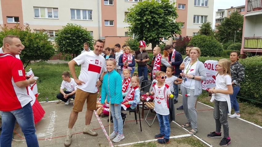 Taką strefę kibica zorganizowali sobie mieszkańcy...