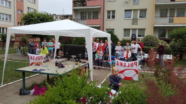 Taką strefę kibica zorganizowali sobie mieszkańcy szczecińskiego osiedla.