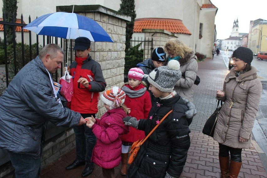 Finał WOŚP 2014 w Wieluniu. 140 wolontariuszy na ulicach, licytacje w Wieluńskim Domu Kultury