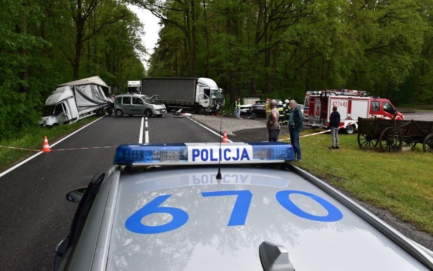 Karambol pod Olesnem. Według wstępnych wyników dochodzenia zawinił kierowca ciężarówki