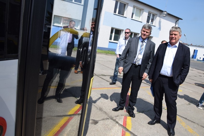 MPK w Sieradzu dostało 2 mln zł na zakup 3 nowych autobusów. Umowę na dofinansowanie przekazał marszałek