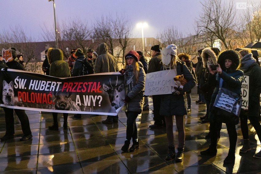 Szczecinianie przeciw odstrzałowi dzików. Myśliwi popierają protest [ZDJĘCIA, WIDEO]