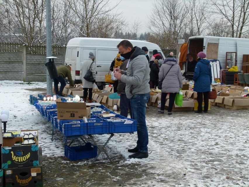 Na targowisku miejskim w Zduńskiej Woli widać przygotowania...