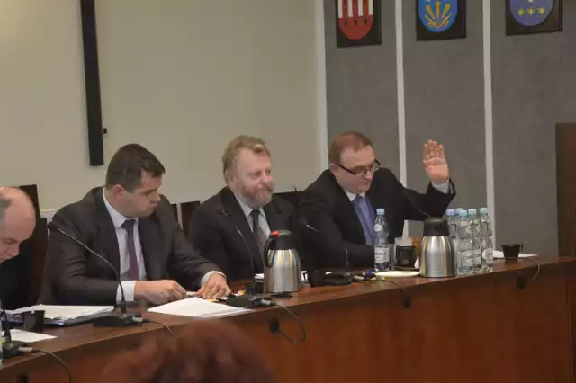 Jedynie radny Marcin Kosiorek (z prawej) uważa, że skarżący się na starostę mieszkaniec powiatu łowickiego ma rację