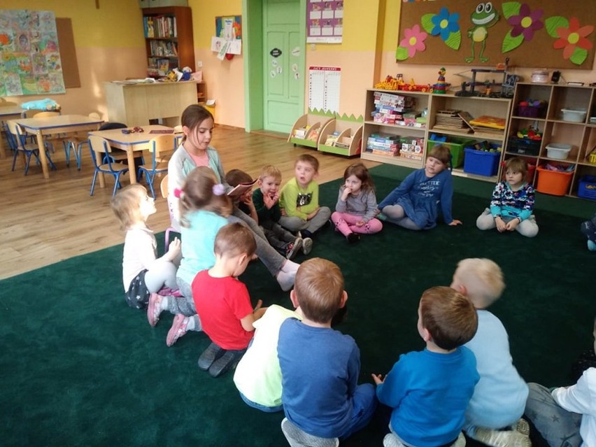 Wolsztyn: uczniowie Szkoły Podstawowej w Świętnie czytają przedszkolakom