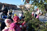 Dzieci ubrały choinkę w centrum Łasku [zdjęcia]