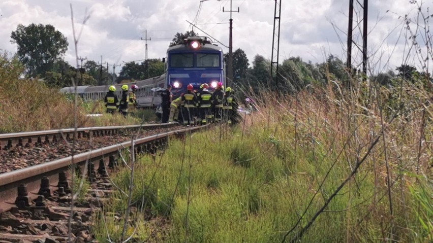 Wypadek na przejeździe kolejowym w Miłogoszczy. Auto...