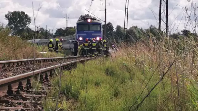 Wypadek na przejeździe kolejowym w Miłogoszczy. Auto zderzyło się z pociągiem