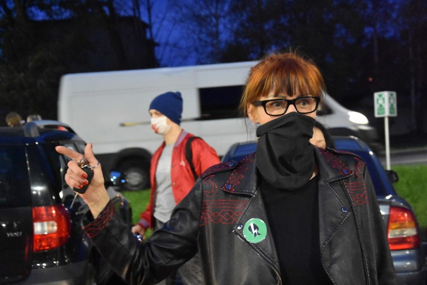 Policjanci z Rybnika pomagali podczas blokady Rybnika. Dziś kolejny protest kobiet w mieście. Rozmowa z organizatorką akcji w Rybniku