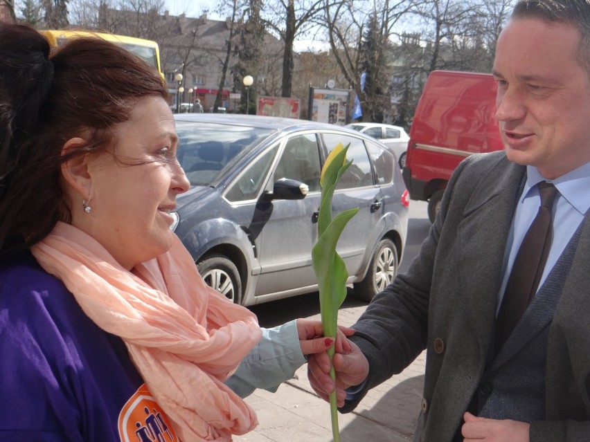 Radomsko: poseł Dariusz Kubiak wręczał kwiaty z okazji Dnia Kobiet [ZDJĘCIA]