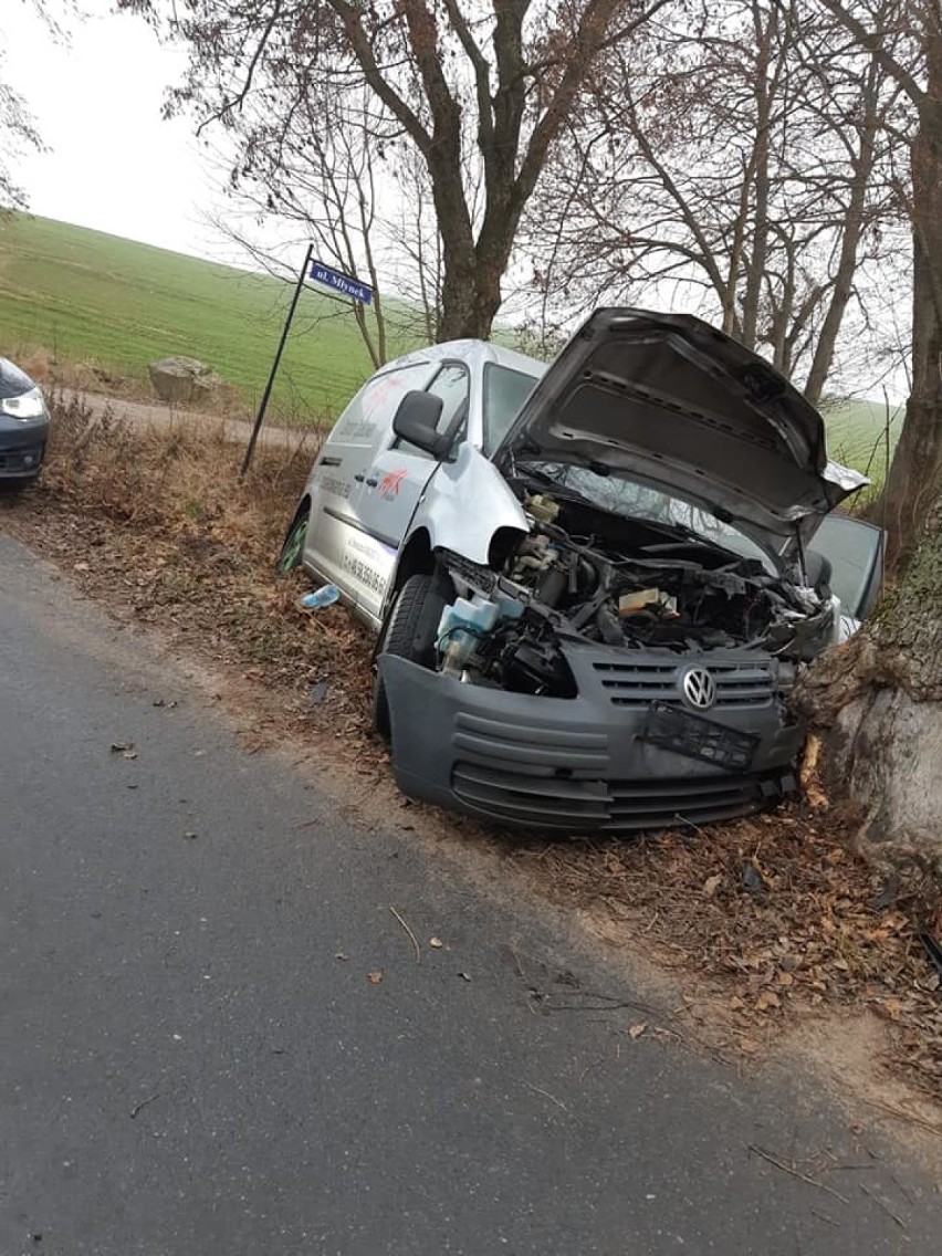 Wypadek w Grabowie Kościerskim na ulicy Starowiejskiej. Samochód marki VW Caddy uderzył w drzewo [ZDJĘCIA]